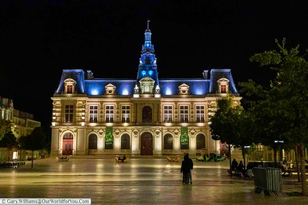 The grand Hôtel de Ville in Poitiers glows under evening lights in the city’s central square. This elegant 19th-century town hall is one of the most recognisable architectural landmarks in Poitiers, France.