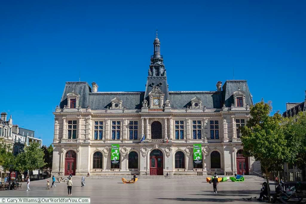 The elegant Hôtel de Ville in Poitiers stands proudly in the city’s central square under a clear blue sky. This grand 19th-century town hall is one of the most recognisable landmarks to visit while exploring historic Poitiers in western France.