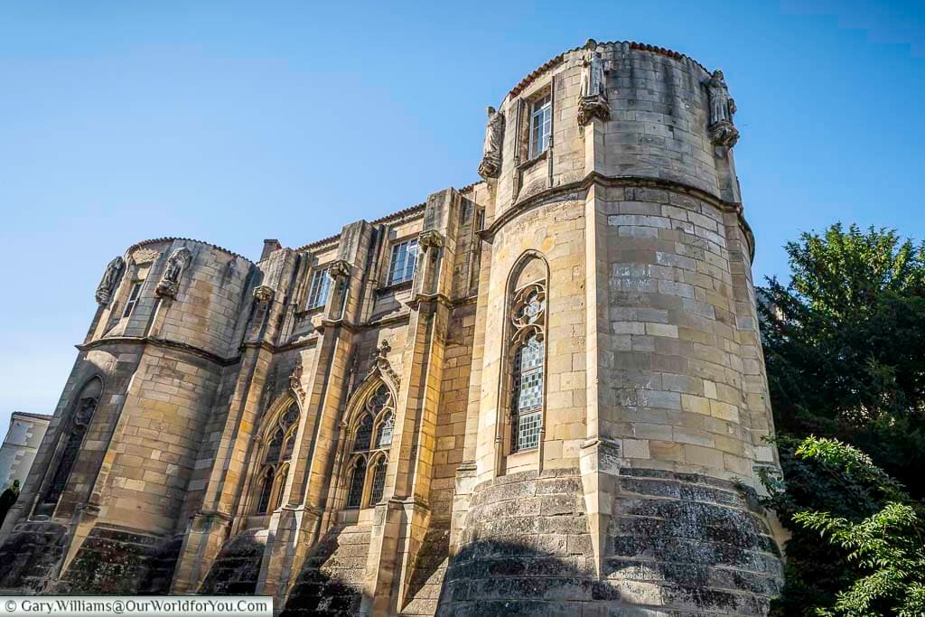 The impressive stone walls and Gothic windows of the Palace of Poitiers reveal the grandeur of this historic medieval complex. Once home to the Dukes of Aquitaine, the palace remains one of the most important historic landmarks in Poitiers.