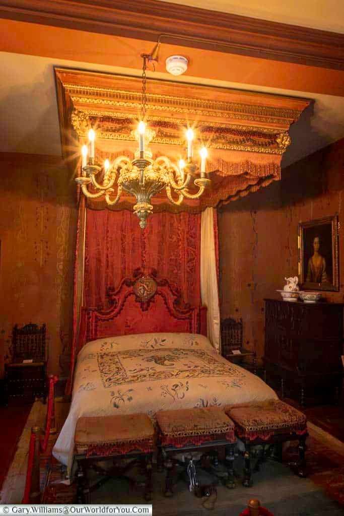 A magnificent state bed draped in a historic Queen Anne bedcover stands beneath a decorative canopy at the Treasurer’s House in York. This elegant period bedroom reflects the grandeur of one of York’s most fascinating heritage homes.