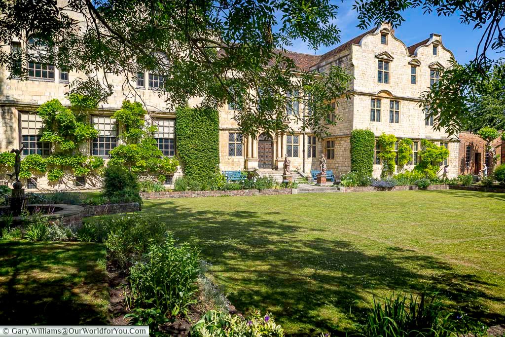 The tranquil gardens of the Treasurer’s House in York are framed by manicured lawns, climbing greenery and historic stone façades. Located beside York Minster, this peaceful courtyard offers a hidden oasis in the heart of the city.