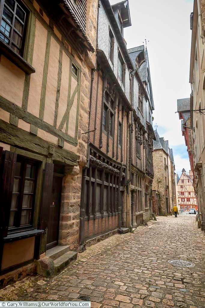 A narrow cobbled street winds through a maze of medieval buildings in Le Mans’ historic quarter. Timber-framed facades and stone architecture create a timeless atmosphere perfect for a walking tour in France.