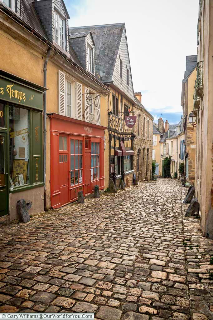 Charming cobbled lanes lined with historic shops and traditional buildings define the old town of Le Mans, France. This scenic street offers an authentic glimpse into the city’s rich heritage and local culture.