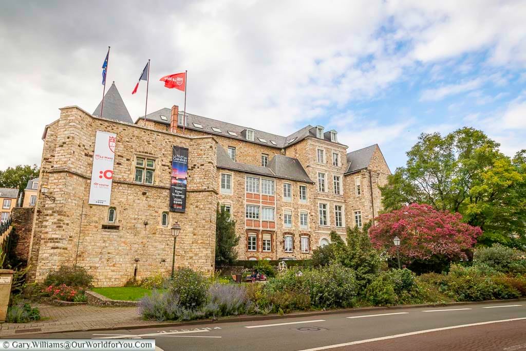The Collégiale Saint-Pierre-la-Cour in Le Mans stands proudly with its stone façade, historic banners, and landscaped gardens. This cultural landmark is a must-visit attraction for exploring the history and architecture of Le Mans, France.