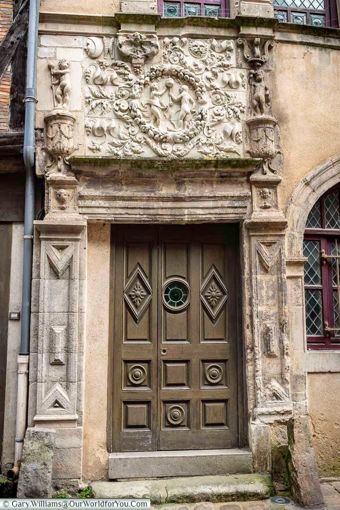 An ornate Renaissance doorway at the Maison d’Adam et Ève in Le Mans features intricate stone carvings and classical figures. This historic entrance highlights the rich architectural heritage of medieval Le Mans in the Pays de la Loire.