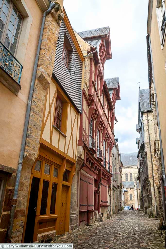 Rue de la Reine Bérengère showcases beautifully preserved half-timbered houses along a cobbled street in Le Mans. This picturesque lane captures the charm of medieval France and is ideal for sightseeing and photography.