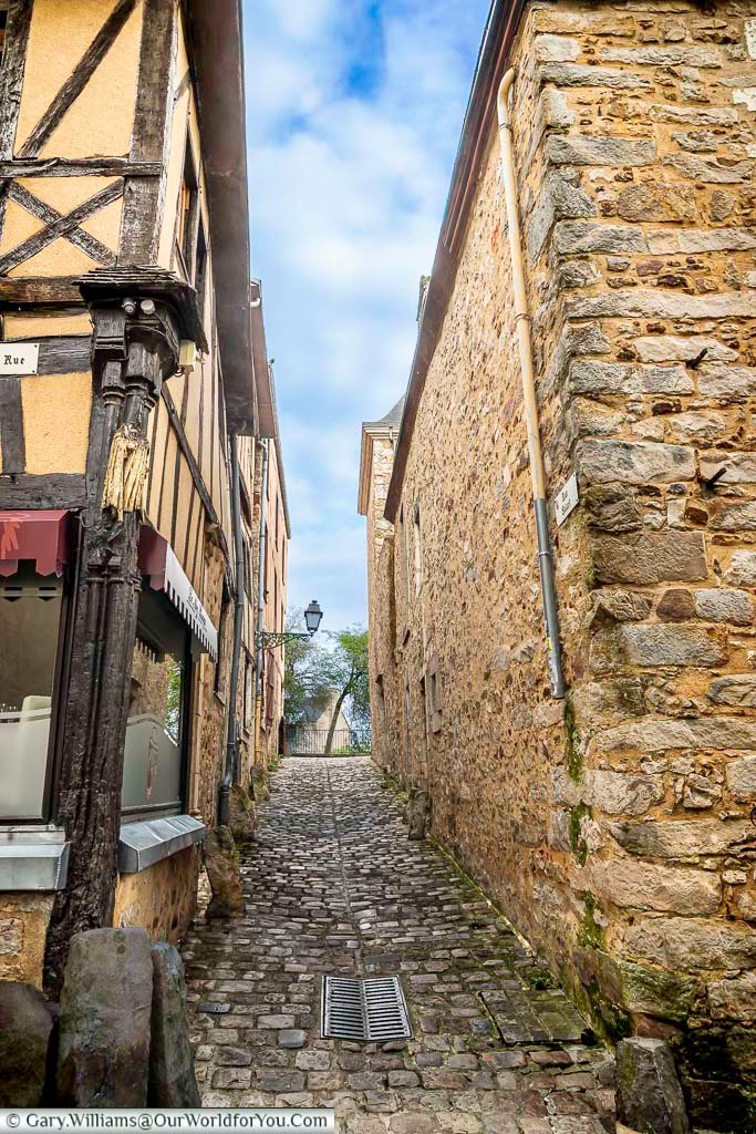 A steep cobbled lane winds between stone and half-timbered buildings in the old town of Le Mans, Pays de la Loire. This scenic alley offers a glimpse into the city’s rich history and is a must-see for visitors exploring medieval France.