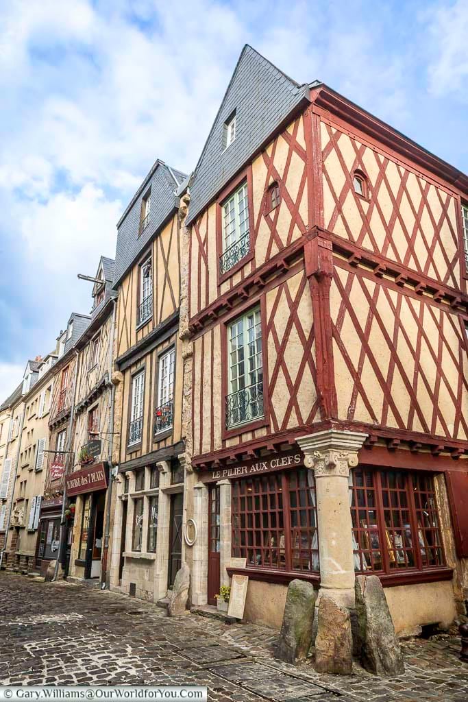 A striking timber-framed house on Grand Rue in Le Mans features red wooden beams and classic medieval design. This iconic building is a standout example of historic architecture in the heart of the old town.