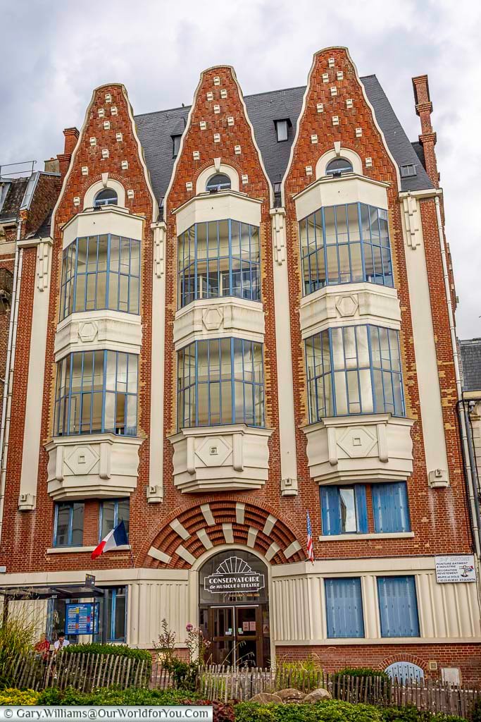 The Conservatoire of Music and Theatre in Saint-Quentin features striking Art Deco architecture with bold geometric windows, decorative brick façades, and elegant vertical lines. This impressive cultural building is one of the city’s standout architectural treasures and a highlight for visitors exploring Art Deco France and historic Saint-Quentin.
