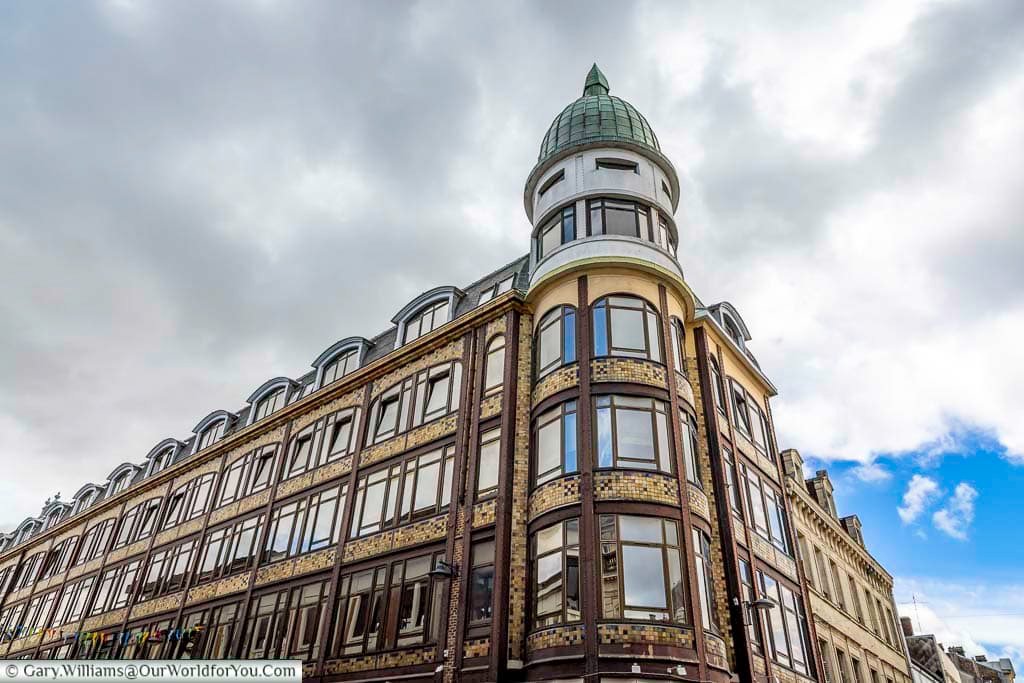 The former Magasin Seret building in Saint-Quentin showcases elegant Art Deco architecture with curved lines, decorative brickwork, and a distinctive domed corner tower. This beautifully preserved landmark reflects the city’s rich Art Deco heritage and is a must-see attraction for architecture lovers visiting northern France.