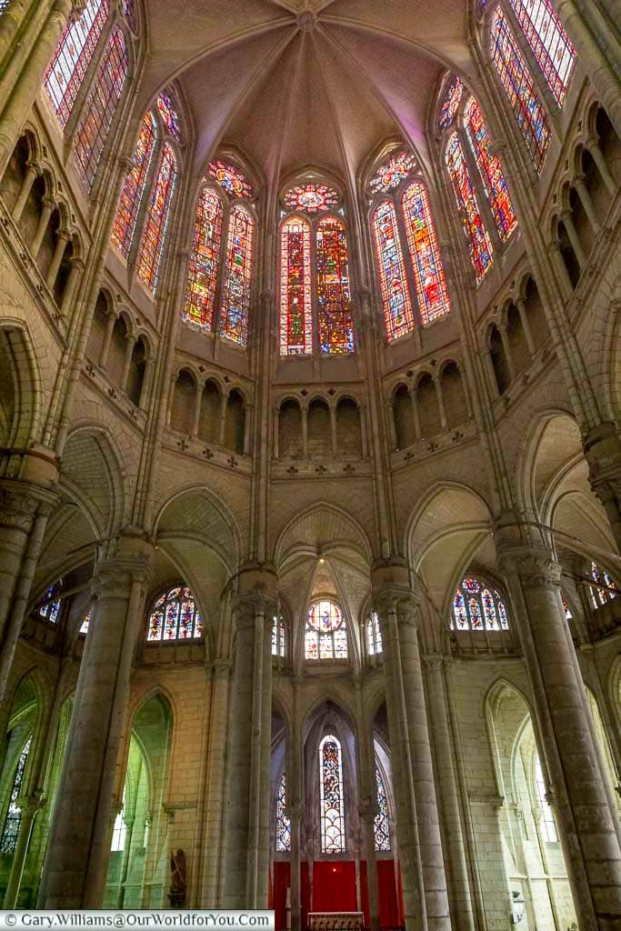 Magnificent stained-glass windows illuminate the soaring Gothic interior of the Basilique de Saint-Quentin with vibrant colours and intricate historic craftsmanship. These breathtaking church windows are among the most beautiful religious artworks in northern France and a highlight of Saint-Quentin sightseeing.