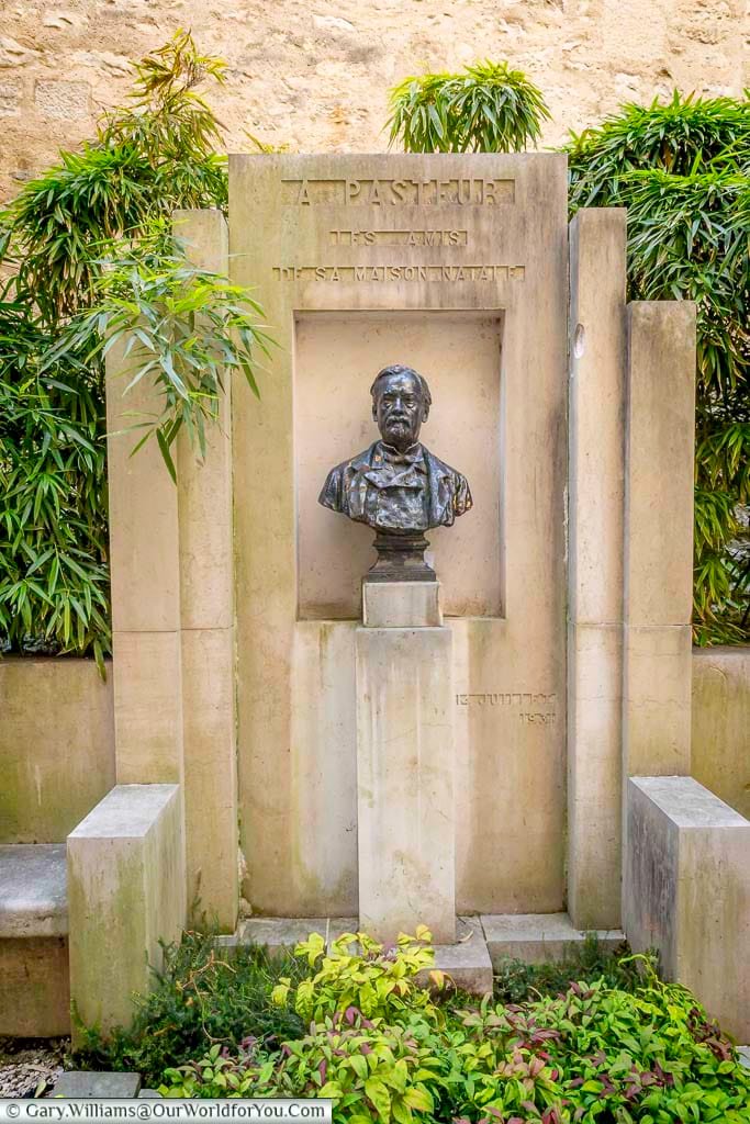 A bronze bust of Louis Pasteur commemorates the celebrated scientist in the town where he was born, honouring his remarkable contributions to medicine and science. This memorial is a key landmark in Dole and an important stop for anyone following the Louis Pasteur trail.