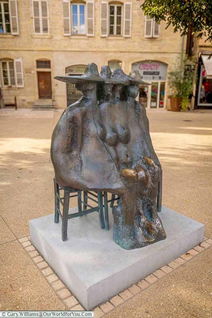 The bronze sculpture Les Commères is a quirky public artwork celebrating friendship and conversation in the centre of Dole, France. This unique landmark is a popular stop on a walking tour, adding artistic charm to the town’s historic streets.