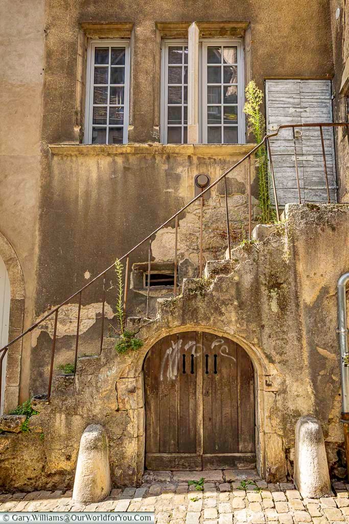 A weathered stone staircase and rustic wooden doorway showcase the timeless character of Dole’s medieval architecture and historic streets. Hidden away in the old town, this charming corner reflects the authentic atmosphere that makes Dole one of France’s best-preserved historic destinations.