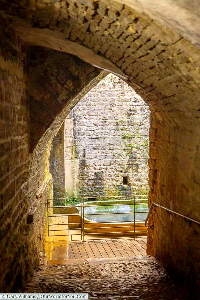 A vaulted stone passageway leads visitors down to La Grande Fontaine, the historic spring that has been at the heart of Dole since medieval times. This atmospheric attraction is one of Dole’s hidden gems and an essential stop for history lovers exploring the Jura region.