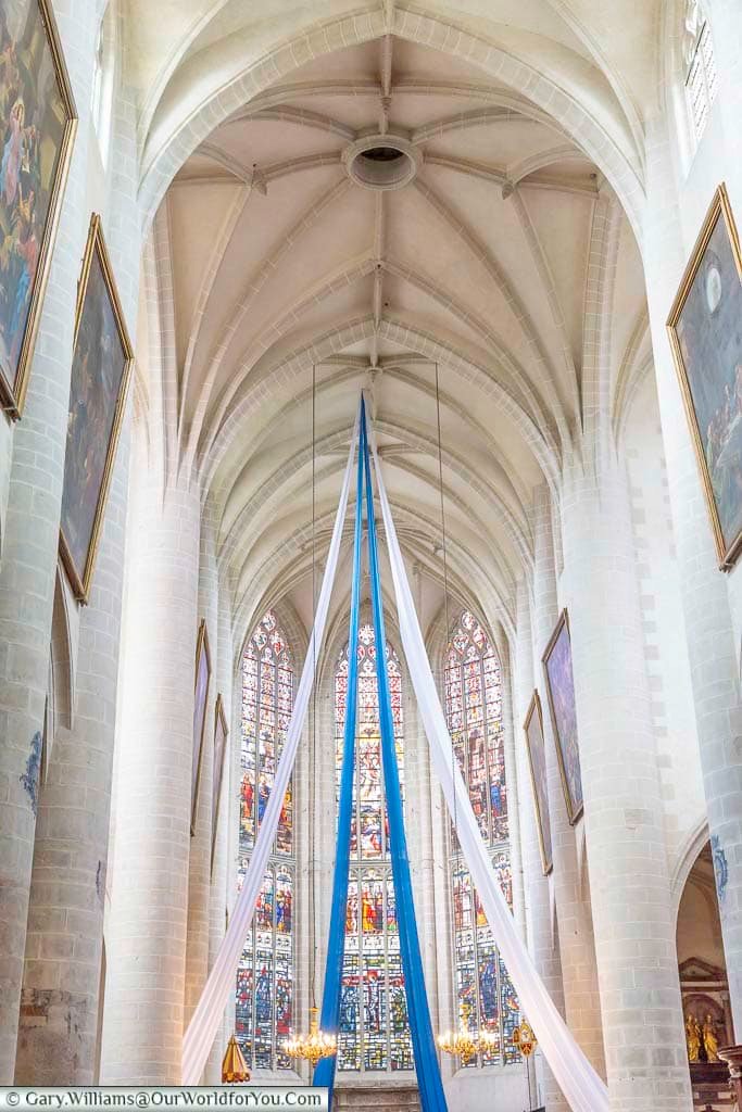 The soaring Gothic interior of the Collégiale Notre-Dame de Dole is illuminated by colourful stained-glass windows and elegant stone vaulting. As one of the most impressive churches in the Jura region, it offers visitors a memorable glimpse into France’s rich architectural and religious heritage.