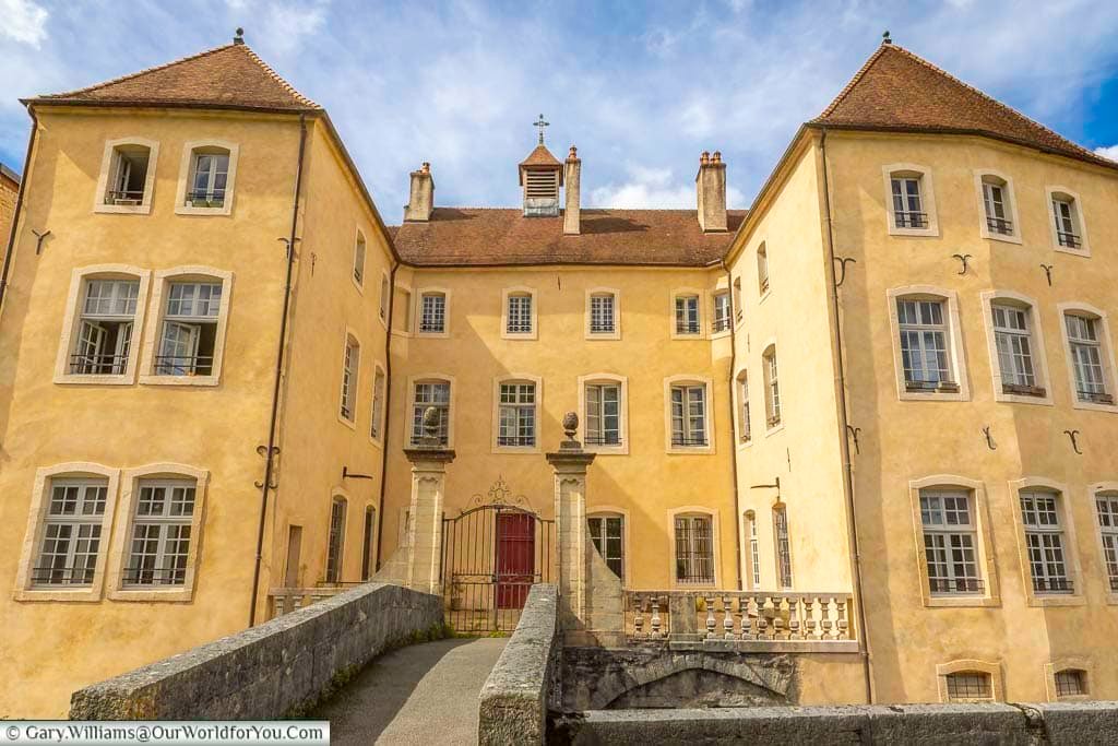 The historic Maison des Orphelins stands beside the Canal des Tanneurs, showcasing elegant 18th-century architecture and one of Dole’s most distinctive landmarks. This beautifully preserved building highlights the town’s rich heritage and is a must-see attraction when exploring historic Dole.