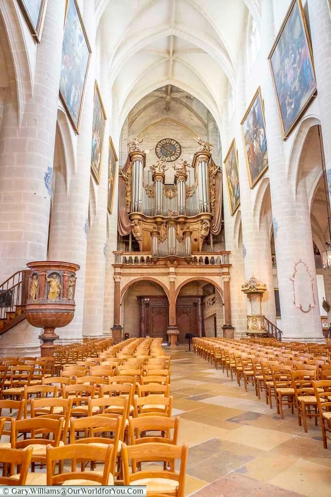 The grand pipe organ stands proudly beneath the vaulted ceiling of the Collégiale Notre-Dame de Dole, surrounded by elegant Gothic architecture and historic artwork. This remarkable instrument is one of the church’s architectural highlights and a must-see for visitors to Dole.