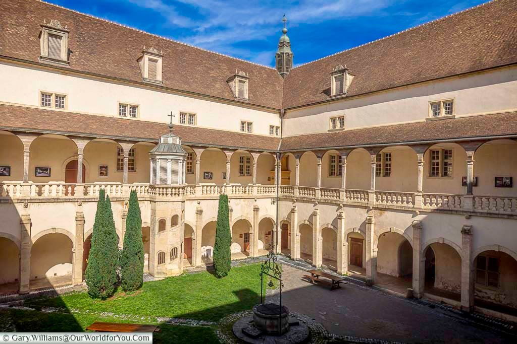 The peaceful courtyard of the Parc de la Médiathèque features elegant arcaded galleries, manicured lawns, and historic architecture in the heart of Dole. This tranquil location offers visitors a quiet escape while discovering the town’s rich cultural and architectural heritage.