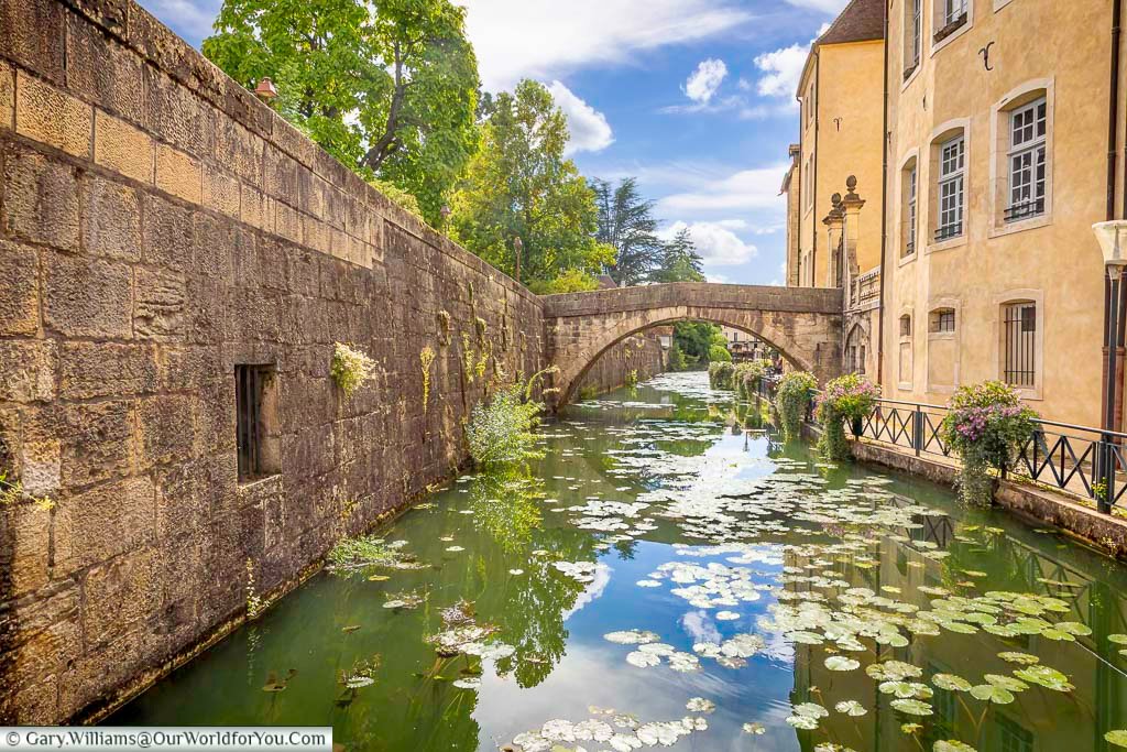 Pont des Tanneurs spans the tranquil Canal des Tanneurs, offering beautiful reflections, historic stone architecture, and colourful floral displays. This picturesque bridge is one of Dole’s most photographed locations and a highlight of any walking tour through the old town.