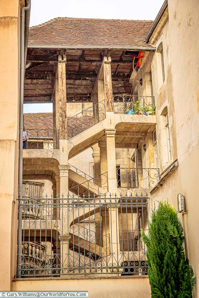 A beautifully preserved stone staircase and timber gallery reveal the character of Dole’s historic old town and traditional French architecture. Hidden within the medieval streets, this architectural gem is a rewarding discovery for visitors exploring the town on foot.