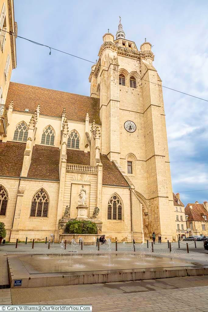 A side view of the Collégiale Notre-Dame de Dole highlights its elegant Gothic stonework, soaring bell tower, and the lively square with fountains in the foreground. This historic church is one of Dole’s most recognisable landmarks and a highlight of any walking tour through the town.