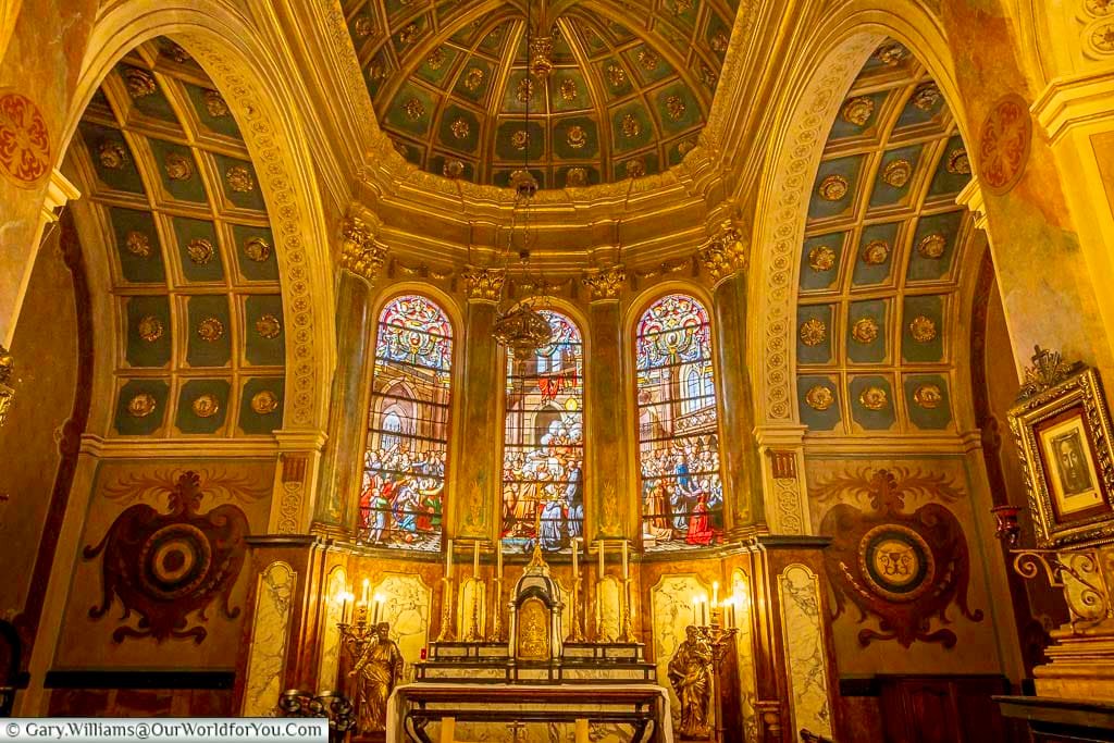 The richly decorated apse of the Collégiale Notre-Dame de Dole features magnificent stained-glass windows, ornate arches, and an elegant Baroque altar. This beautiful interior showcases the church’s artistic and religious heritage, making it one of Dole’s finest historic attractions.