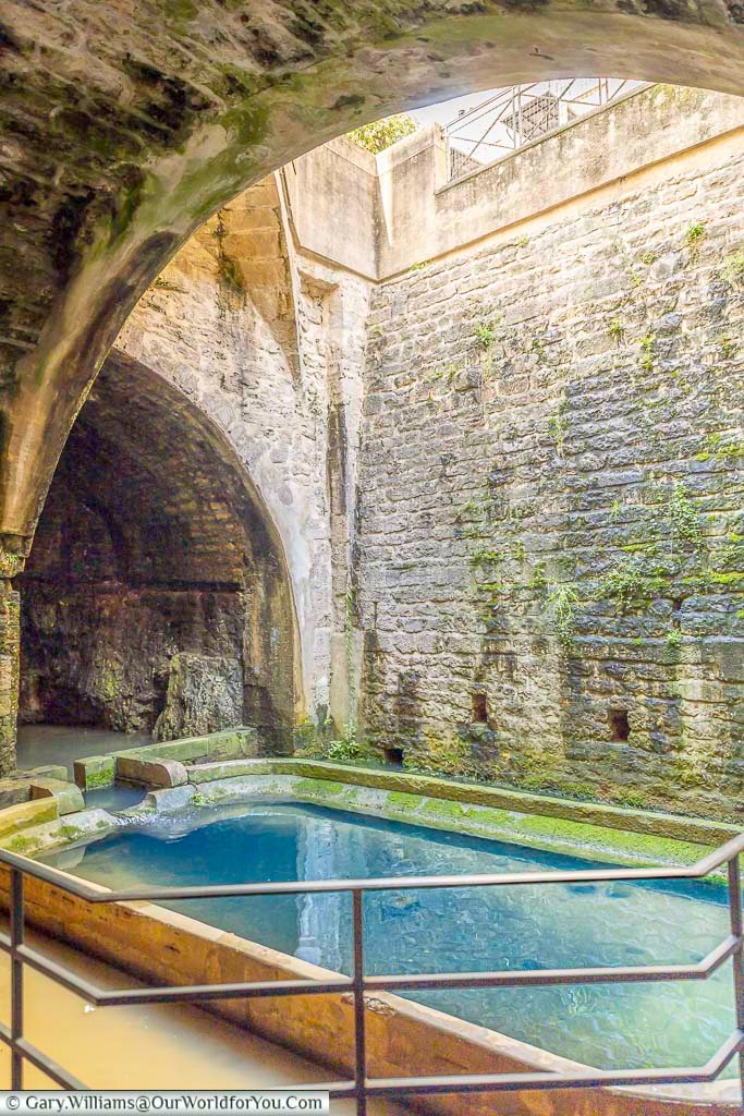 La Grande Fontaine, Dole’s historic spring, emerges beneath ancient stone arches that have supplied the town with fresh water for centuries. This fascinating underground landmark offers visitors a glimpse into the medieval engineering and heritage of one of France’s most charming towns.