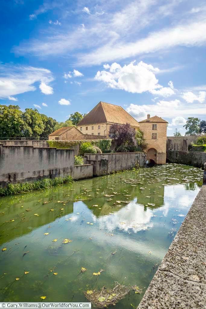 The historic Old Windmill stands beside the peaceful waters of the Canal des Tanneurs, reflecting Dole’s rich industrial and architectural heritage. This scenic riverside landmark is a hidden gem and a rewarding stop for visitors exploring the town on foot.