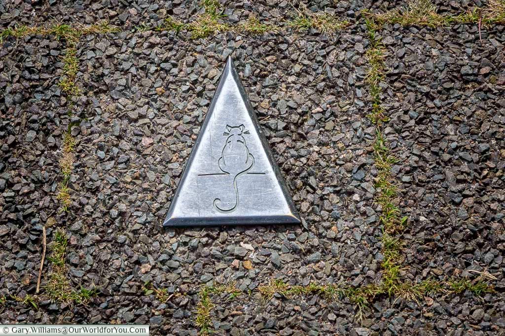 The distinctive Perched Cat circuit marker guides visitors along Dole’s self-guided walking trail, leading to the town’s most historic landmarks and hidden corners. Following these unique cat symbols is one of the best ways to explore the charming streets of Dole, France.
