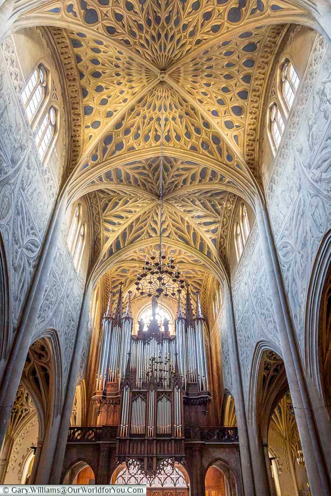 The impressive pipe organ of Chambéry’s Cathédrale Saint-François-de-Sales stands beneath the cathedral’s extraordinarily intricate vaulted ceiling. Elaborate trompe-l'œil decoration covers the interior, creating the appearance of ornate stonework and making the cathedral one of Chambéry’s most memorable sights.