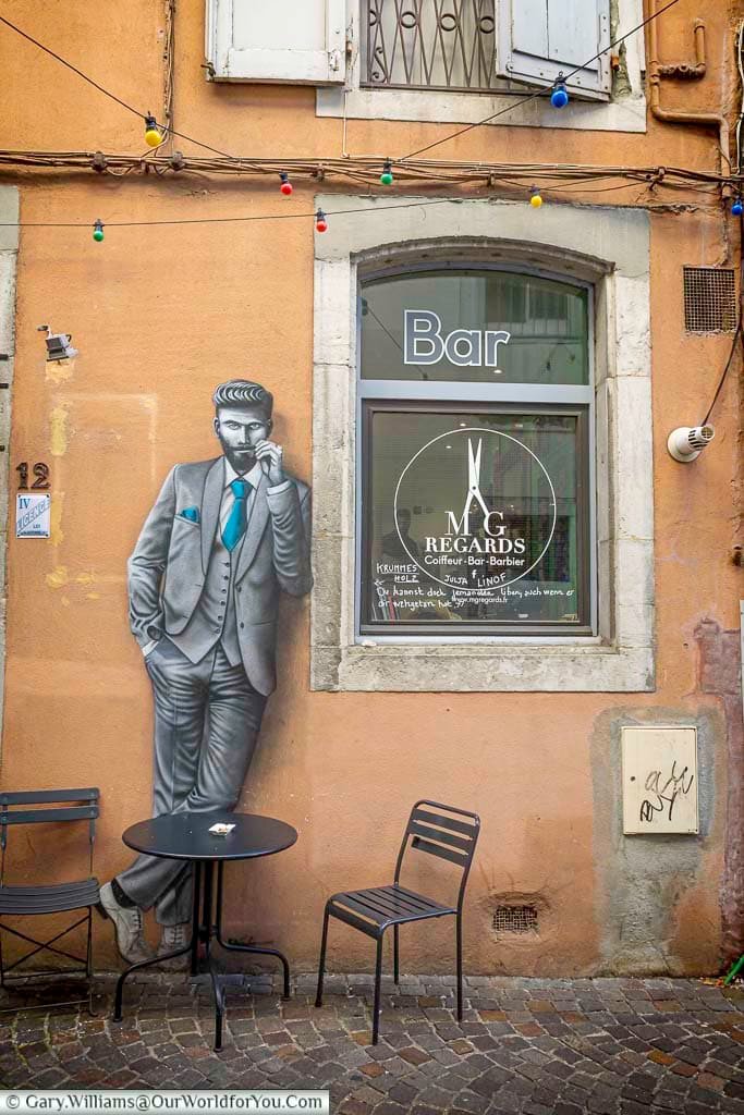 Stylish street art depicting a dapper gentleman decorates the wall beside a bar in Chambéry’s historic centre. Colourful details and contemporary artwork add a modern twist to the centuries-old streets and hidden corners of the city.