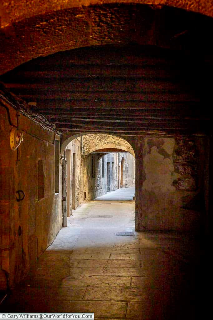 A dark vaulted passage opens onto one of the narrow lanes hidden within Chambéry’s historic centre. These atmospheric covered passages are a distinctive feature of the old town and make exploring Chambéry on foot particularly rewarding.