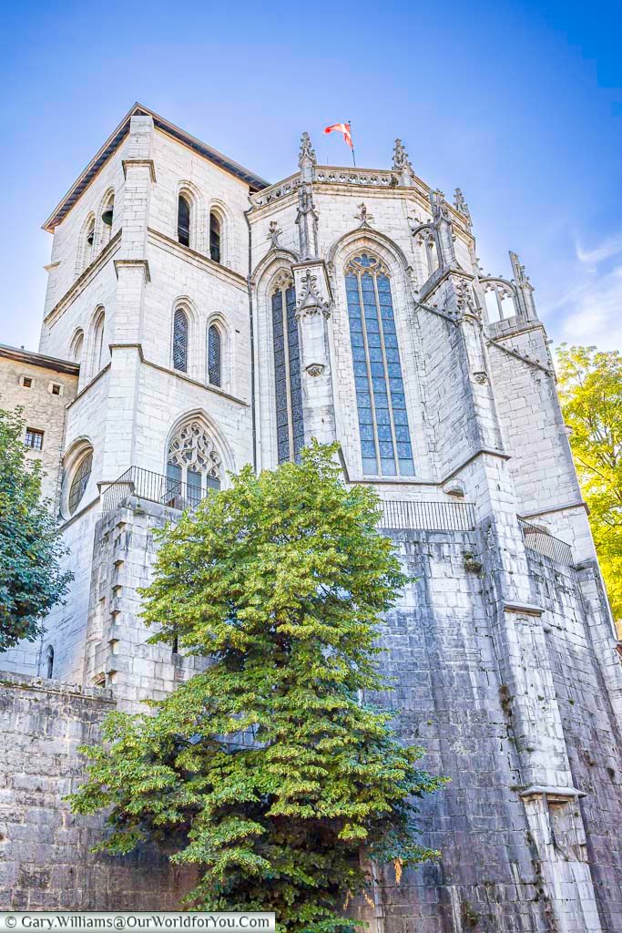The impressive Gothic exterior of the Sainte-Chapelle forms part of Chambéry’s historic Château des Ducs de Savoie complex. Once home to the celebrated Shroud of Turin, the chapel is closely connected with the history of the House of Savoy and is one of Chambéry’s most significant historic sights.