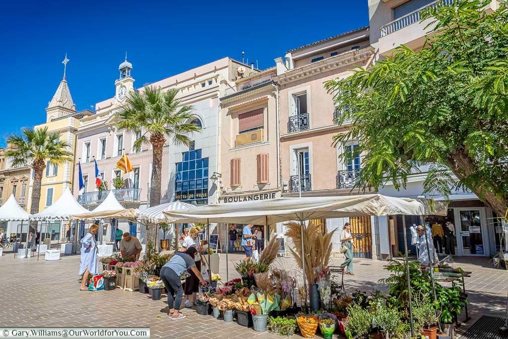 A colourful flower stall in front of the Hôtel de Ville during Sanary-sur-Mer’s bustling market, filled with fresh flowers, plants and Provençal character.