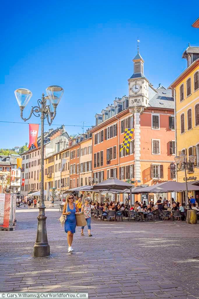 Visitors stroll through Place Saint-Léger, the lively pedestrian heart of Chambéry, surrounded by colourful historic façades, cafés and restaurants. The long, attractive square is an ideal place to experience the atmosphere of Chambéry’s old town while exploring the capital of Savoie.